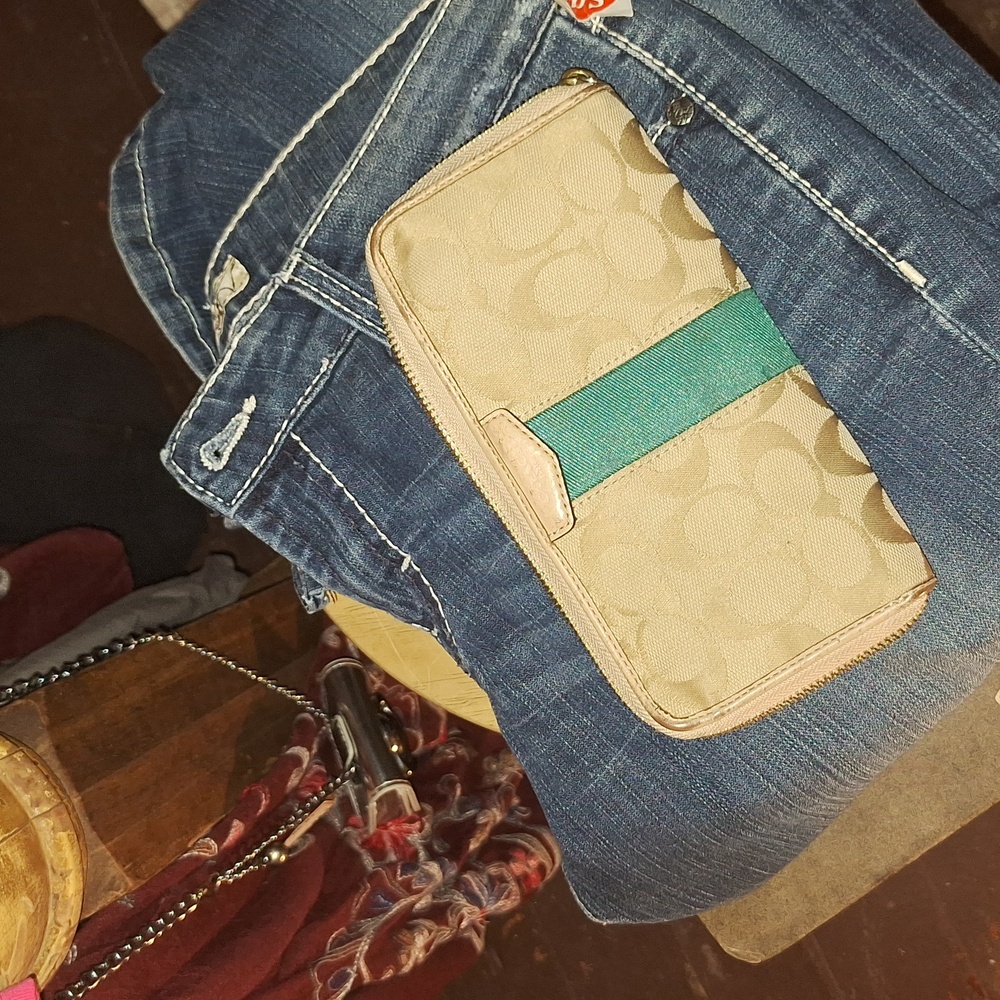 Coach clutch, medium size color beige, very good condition